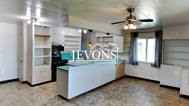 Building Photo - Inviting 2-bedroom with a fully fenced lar...