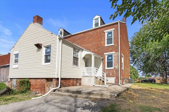 Building Photo - Bright 3 Bedroom, 1.5 Bath Home in York, Pa!