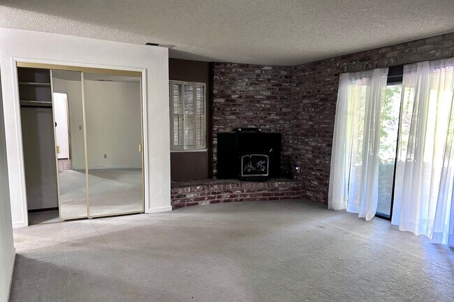 Building Photo - Three Bedroom Two Bathroom Home in Rescue