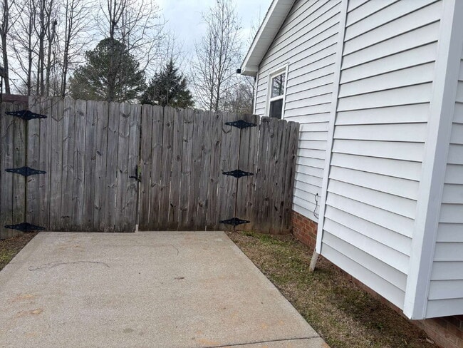 Building Photo - 392 Roselawn Dr