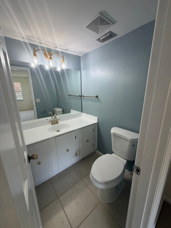 Building Photo - 3800 Saxon Dr