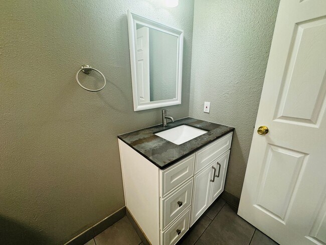 Building Photo - One Bedroom Condo In Fairway West Condominiums