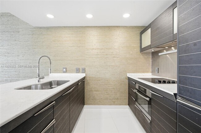 Building Photo - 200 Biscayne Blvd Way