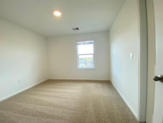 Building Photo - 404 Brody Ln