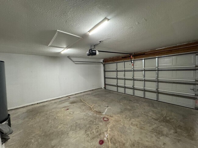 Building Photo - Beautiful 3 Bedroom, 2 Bathroom Home in De...