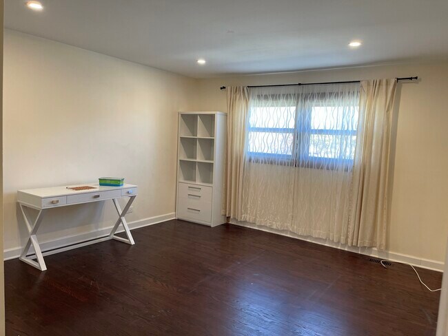 Building Photo - 1925 E Waverly Ln