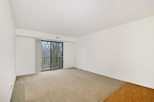 Building Photo - Stoneridge Manor
