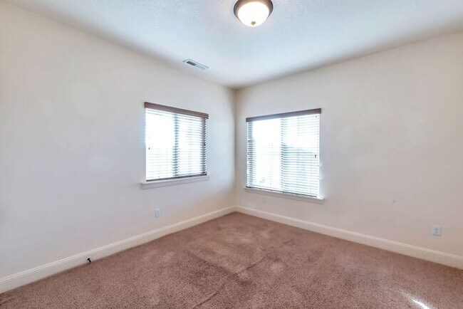 Building Photo - Beautiful Townhouse w attached 2 car garage in Orem