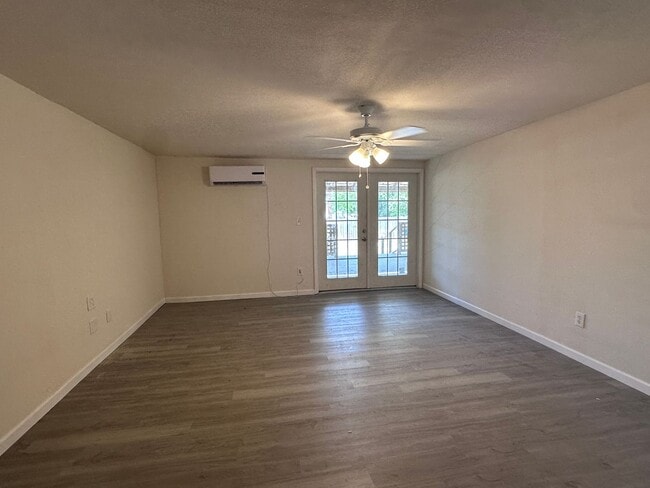 Building Photo - 501 Villa Dr