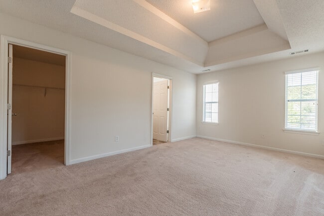 Building Photo - Spacious 4 bedroom 2.5 bath