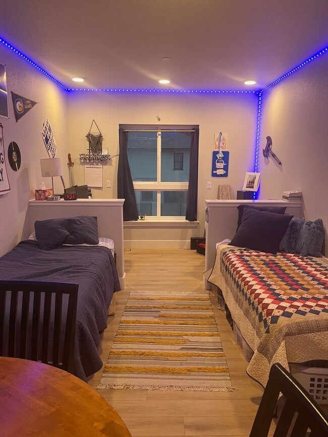 Building Photo - Newer construction large 3 story home