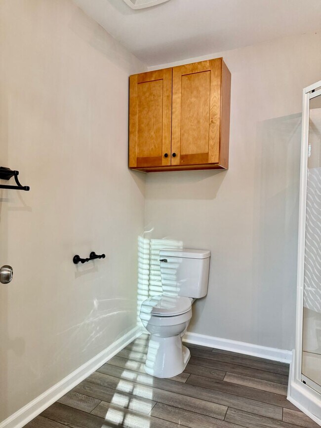 Building Photo - 218 College St