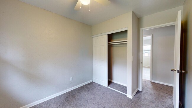 Building Photo - 3 Bedroom/1 bathroom renovated townhouse.