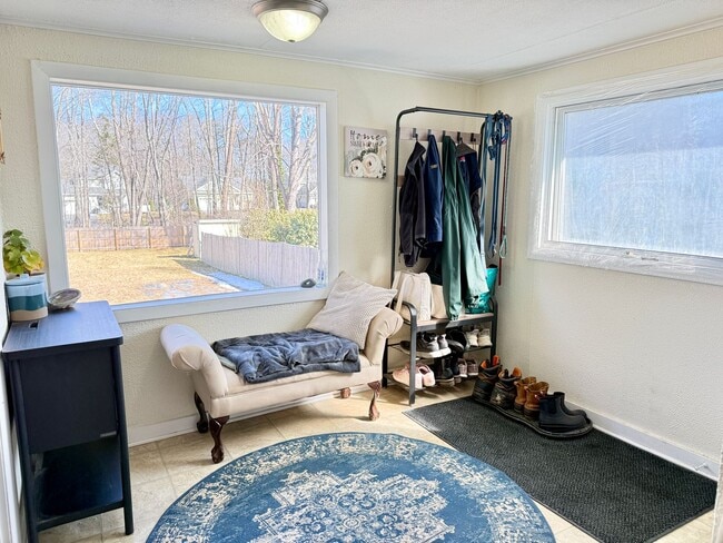 Building Photo - Sunny 1+ Bedroom Single family Home