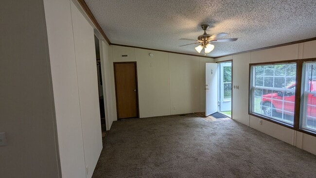 Building Photo - Newly renovated gem located at Earl Lake i...