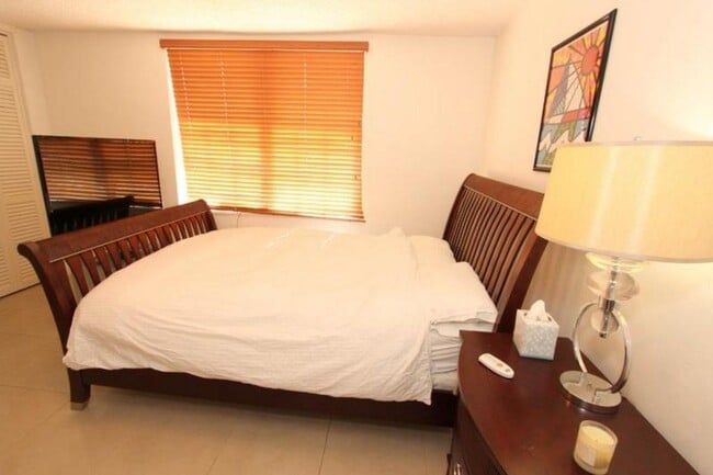 Building Photo - 1725 James Ave