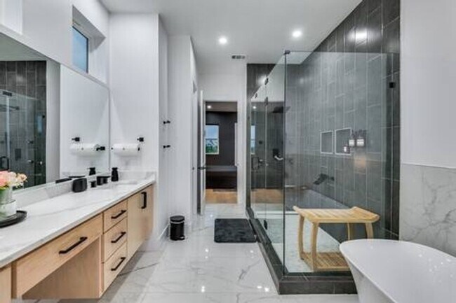 Building Photo - Stunning 3BR  3.5 Bath Townhome in Dallas