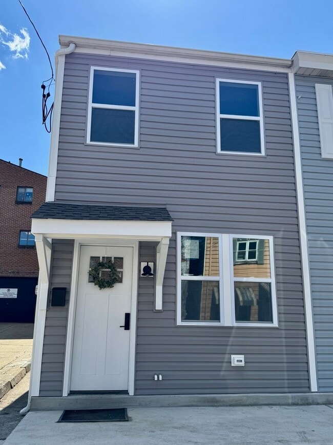 Building Photo - Luxury 3-Bedroom, 2-Bathroom House in Sout...