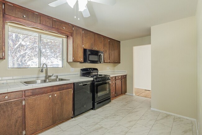 Building Photo - 718 Brassie Dr