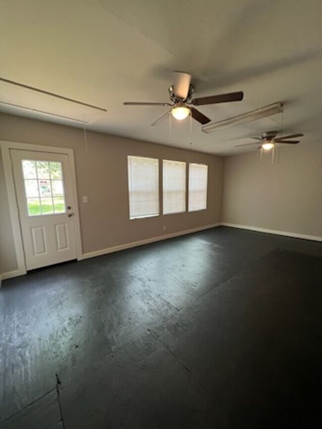 Building Photo - 3 Bed, 1 Bath House in Nederland!
