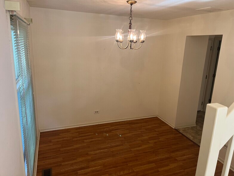Building Photo - 1404 Queensgreen Cir