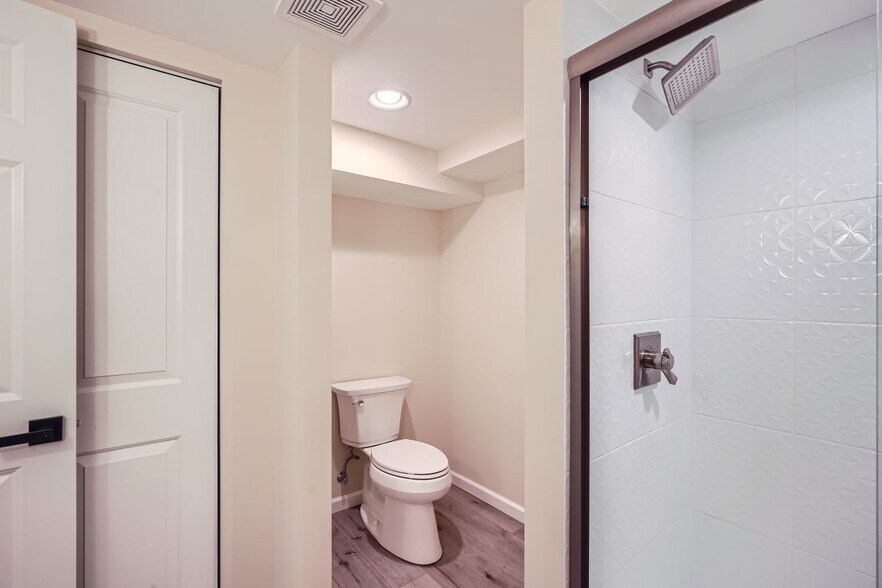 Building Photo - 5633 Saint Croix Ave N