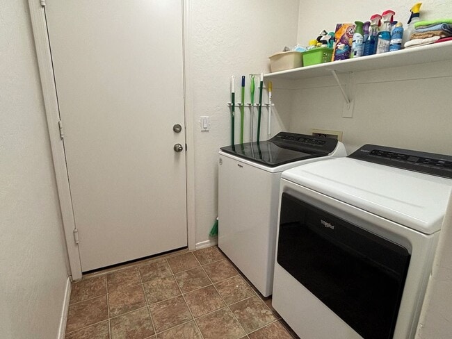 Building Photo - 776 W Fairlane Ct