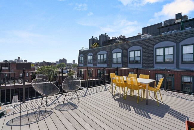 Building Photo - 17 Cazenove St