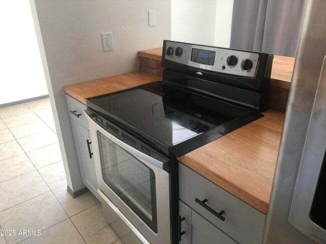 Building Photo - 2 Story Townhouse,  3 Bedroom, 1 Bathroom,...