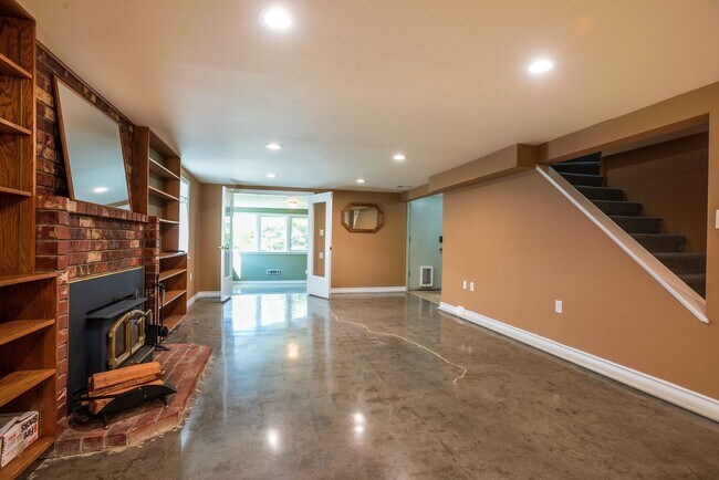 Building Photo - Stunning North Beach 4 bedroom, 3.5 bath with breathtaking view.