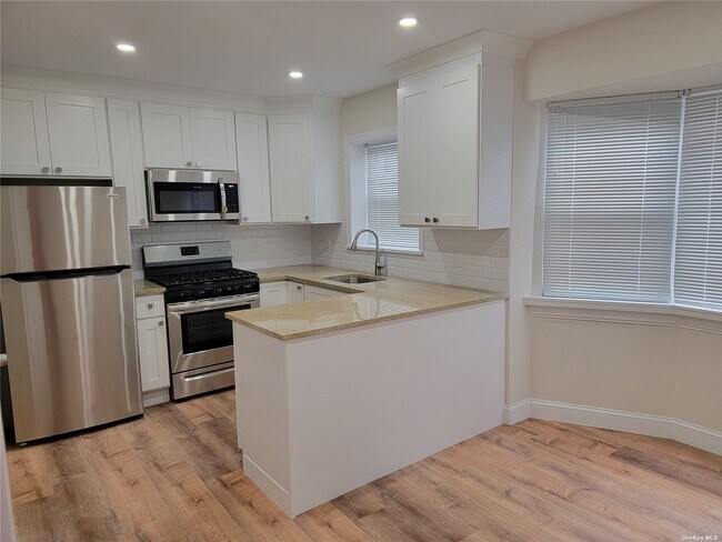 Building Photo - 2262 Centre Ave