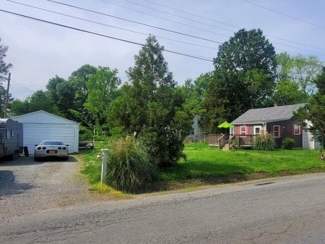 Building Photo - Bungalow style home off of Staples Mill on...