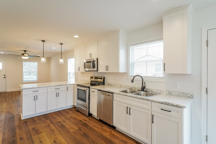 Building Photo - 658 19th Ave W