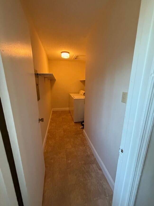 Building Photo - 213 Weeks Dr NE