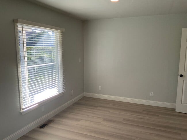 Building Photo - Beautifully remodeled 3 bedroom 2 bath Pin...