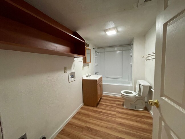 Building Photo - 2 Bedroom Downstairs Apartment in Winston