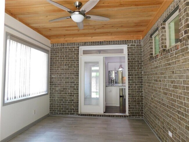 Building Photo - 330 La Perla Dr