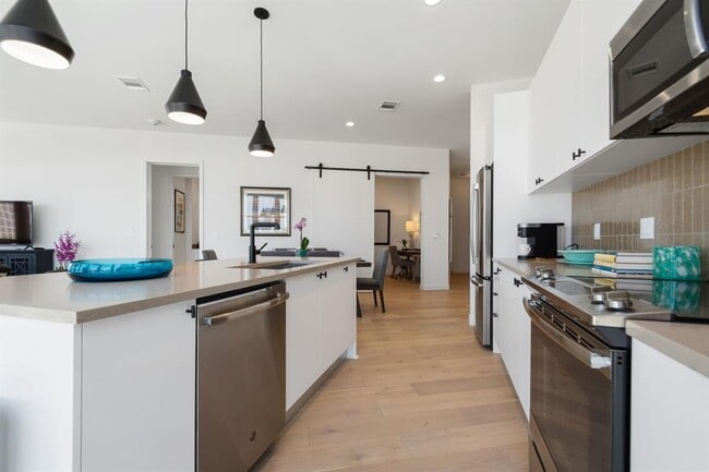 Building Photo - 800 Embassy Dr