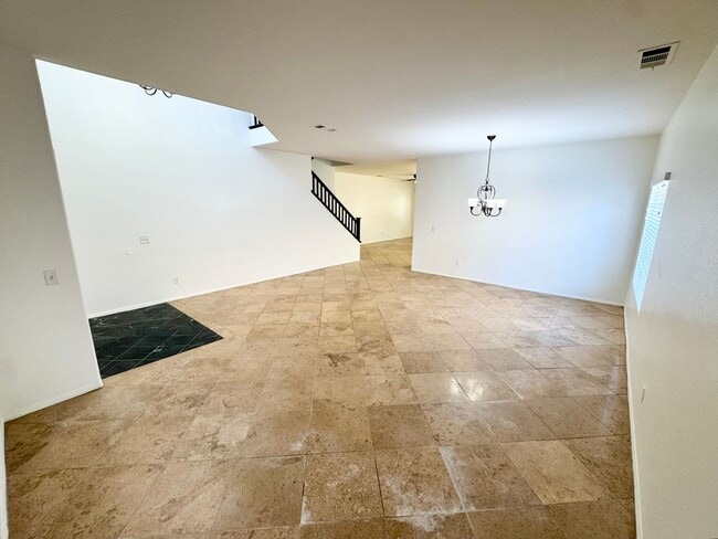 Building Photo - Spacious 6 bedroom home in West Palmdale