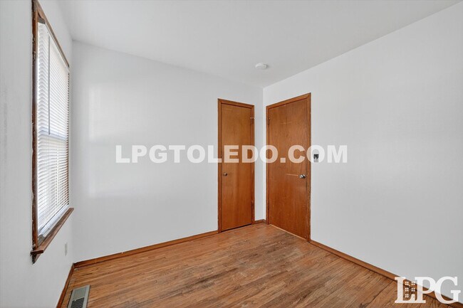 Building Photo - 1525 Akron St