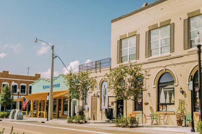 Building Photo - 586 Imperial Pl