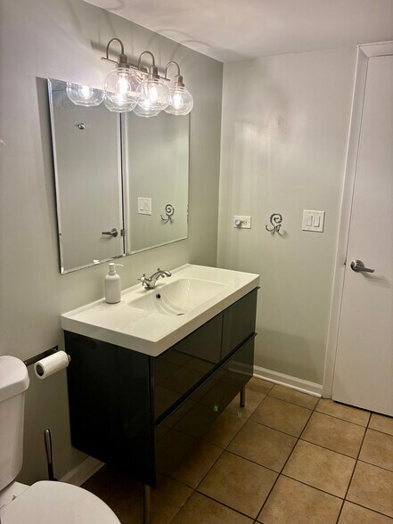 Building Photo - 1255 N Damen Ave