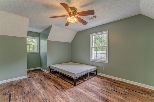 Building Photo - 58 Regent Ct