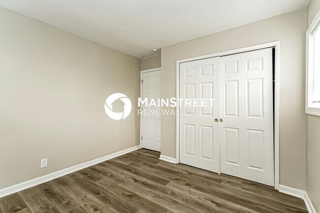 Building Photo - 3 Bedroom Pet-Friendly Home in Louisville, KY with Main Street Renewal