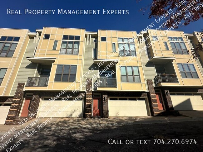 Building Photo - Charming 2BR/2.5BA Townhouse in Charlotte!