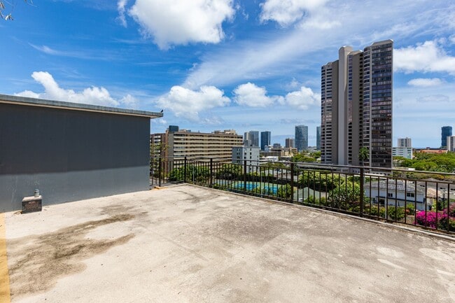 Building Photo - The Townhouse 1bd/1ba/1pk w extra large lanai