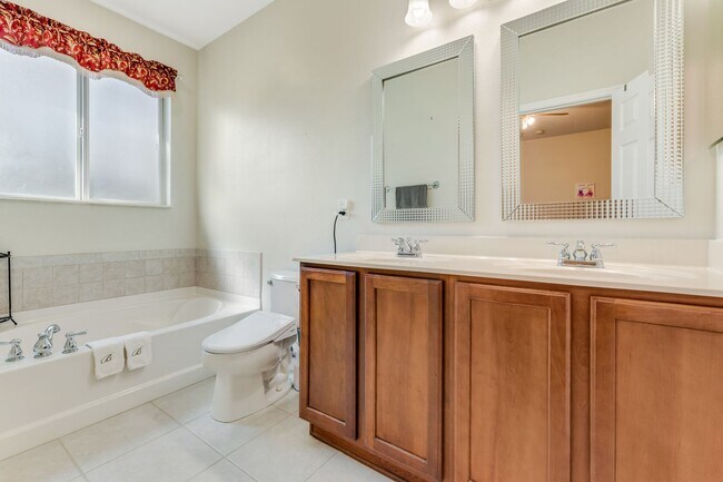 Building Photo - Beautifully maintained and move-in ready, ...