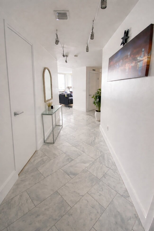 Building Photo - 1060 Brickell Ave