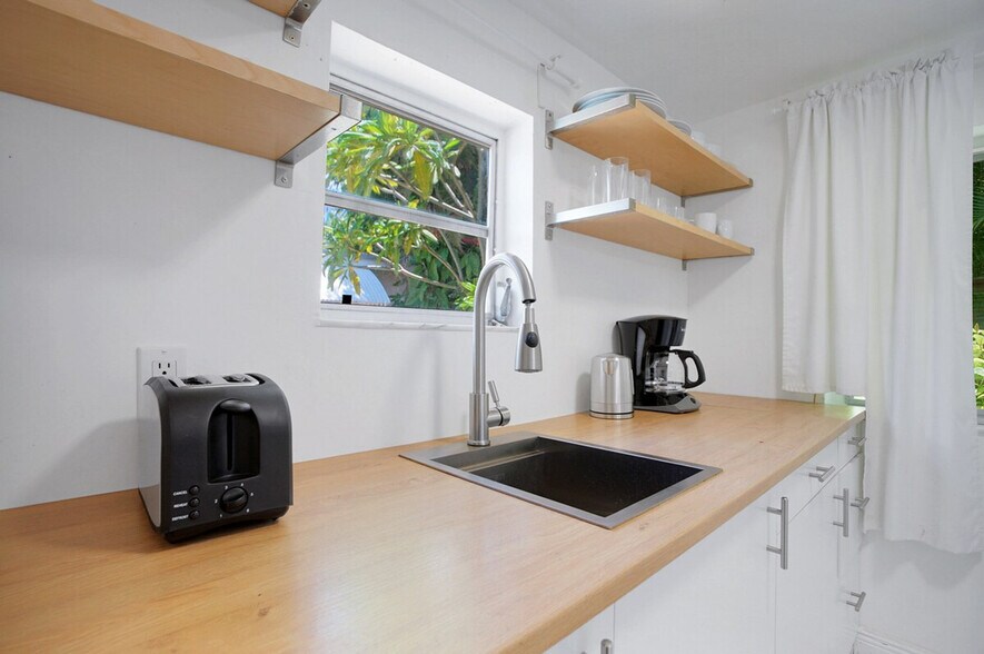 Building Photo - 975-977-977 SW 10th St