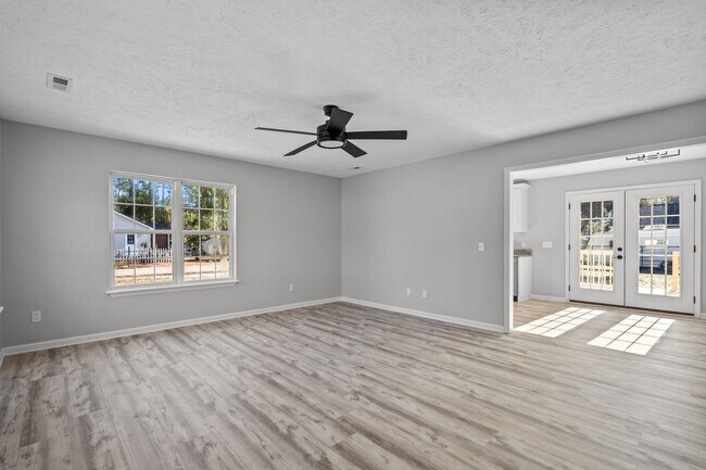 Building Photo - Fully Renovated 3 Bedroom in Southport!